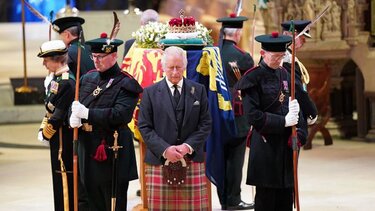 Τα τέσσερα παιδιά της Eλισάβετ «φρουρούν» το φέρετρο