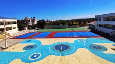 «Αγνώριστα» γήπεδα γέμισαν χρώμα τις σχολικές αυλές του Μαλεβιζίου