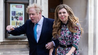 Κάρι Τζόνσον: Η πρώην «πιο ισχυρή γυναίκα στη Βρετανία» σε νέες περιπέτειες