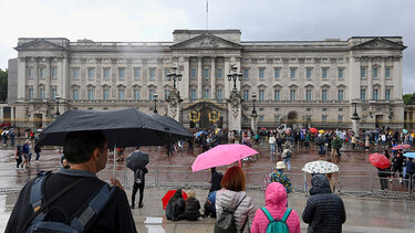 Μέλη του προσωπικού των Ανακτόρων του Μπάκιγχαμ ερευνώνται για επεισόδιο σε μπαρ