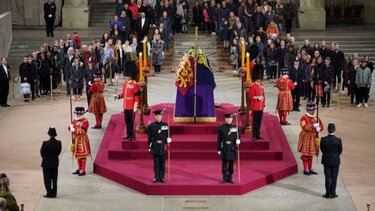 Βασίλισσα Ελισάβετ: Κυκλοφόρησε η πρώτη φωτογραφία από τον τάφο της