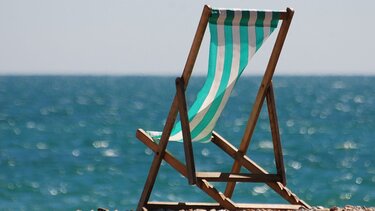 Νεκρός άνδρας σε ξαπλώστρα στην παραλία