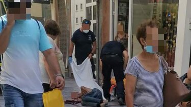 Όσες φορές κι αν του έχουν προσφέρει βοήθεια ... αρνείται!