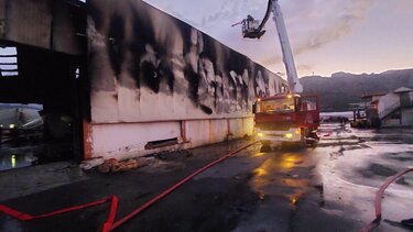 Μεγάλη φωτιά σε βιοτεχνία ξυλείας στην Ιεράπετρα