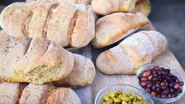 Ζυμώματα στη Μονή Τοπλού από το σύλλογο Φεστιβάλ Κρητικής Κουζίνας