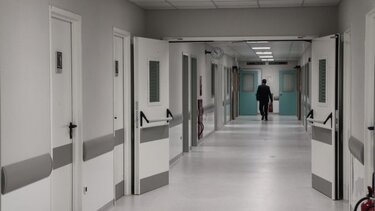 ΕΣΥ: Μεγάλη ανατροπή σχεδιάζει η κυβέρνηση - Ιατρείο και χειρουργεία σε ιδιωτικές κλινικές από γιατρούς του Δημοσίου