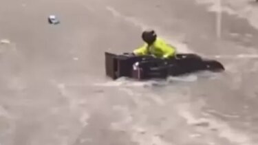 Θεσσαλονίκη: Χείμαρρος παρέσυρε ντελιβερά!
