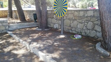 Οι κάδοι άδειοι, τα σκουπίδια ... παντού!