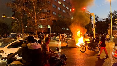 Ιράν: Ο στρατός προειδοποιεί ότι θα "αντιμετωπίσει τους εχθρούς" 