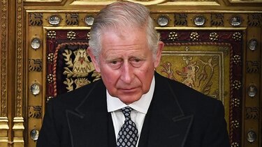 Διαδηλώτριες αποδοκίμασαν τον βασιλιά Κάρολο στο Λονδίνο