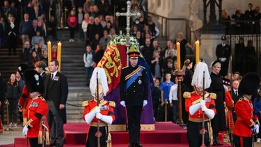 Περίπου 250.000 άνθρωποι προσκύνησαν τη βασίλισσα Ελισάβετ