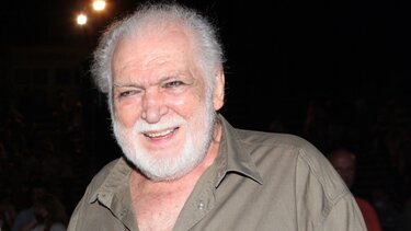 Κώστας Καζάκος: Η «πόρτα» στο Πανεπιστήμιο, η συνάντηση-σταθμός με τον Κουν και ο έρωτας με την Καρέζη