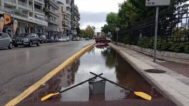 Πάτρα: Μπήκε με κουπιά στον ποδηλατόδρομο γιατί… πλημμύρισε