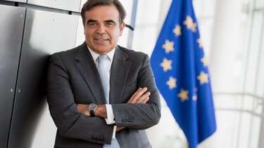 Μ.Σχοινάς εναντίον Ρώμης κι όσων μπλοκάρουν το Σύμφωνο Μετανάστευσης