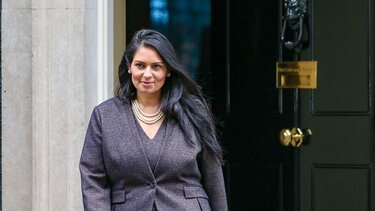 Η Πρίτι Πατέλ υπέβαλε την παραίτησή της, δεν θα συμμετάσχει στην κυβέρνηση της Λιζ Τρας