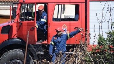 Έτρεχαν να σβήσουν τη φωτιά στην αποθήκη