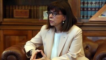 Τηλεφωνική επικοινωνία της Κ. Σακεραλλοπούλου με τον Βασιλιά Κάρολο 