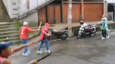 Ανατριχιαστικό βίντεο από την Κολομβία: Οπαδοί με σπαθιά και πιστόλια στη μέση του δρόμου