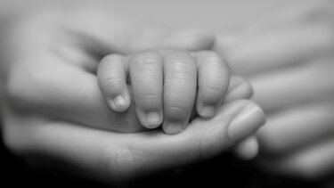 Δικαστική απόφαση σταθμός για ΛΟΑΤΚΙ ζευγάρι 