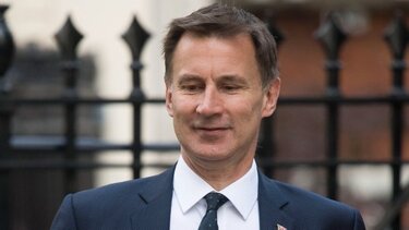 Βρετανία: Για δύσκολες αποφάσεις έκανε λόγο ο υπουργός Οικονομικών Τζέρεμι Χαντ