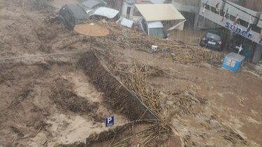 Λίγα λεπτά βροχής έφεραν το χάος