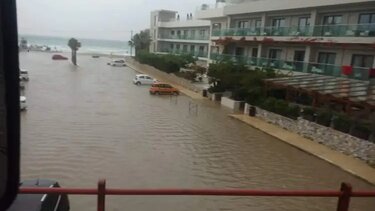 Για ... όγδοη χρονιά, η θάλασσα κάλυψε τη στεριά!