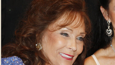 Loretta Lynn: Το αστέρι της κάντρι μουσικής έφυγε από τη ζωή σε ηλικία 90 ετών
