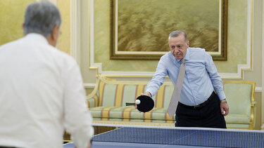 Ο Ερντογάν, η επίσημη συνάντηση και η παρτίδα πινγκ πονγκ