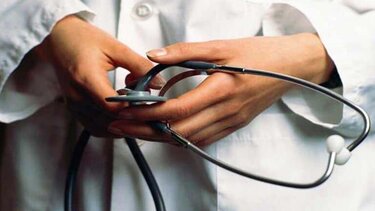 Έρευνα για γιατρό που έδινε «κοκτέιλ» βιταμινών για τον κορωνοϊό