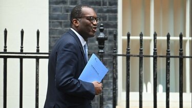 Βρετανία: Η Λιζ Τρας απέπεμψε τον υπ. Οικονομικών Κουάζι Κουάρτενγκ