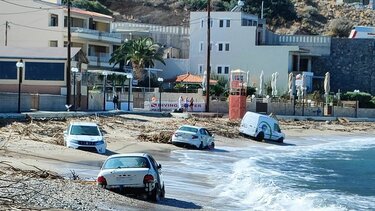 Λυγαριά: Δεν έχουν απομακρυνθεί τα οχήματα που παρέσυρε στη θάλασσα ο χείμαρρος