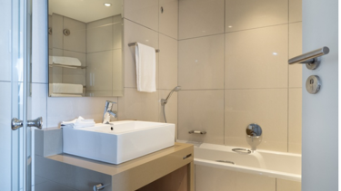  Πατέρας έβαλε κρυφή κάμερα στο μπάνιο και «έγραφε» γυμνή την 15χρονη κόρη του 