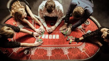 Σάλος με παίκτρια πόκερ: Κατηγορείται ότι έκλεψε τον αντίπαλό της με δονούμενο δαχτυλίδι