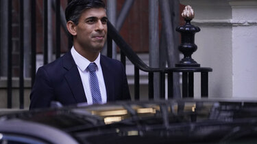 Αναλαμβάνει πρωθυπουργός o Σούνακ ― Προτεραιότητες οικονομική κρίση & ενότητα