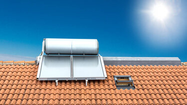 Ηλιακοί θερμοσίφωνες: Τι προβλέπει το πρόγραμμα επιδότησης και ποιους αφορά