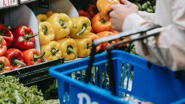 Καλάθι νοικοκυριού: Πότε ξεκινά, ποια προϊόντα είναι στη λίστα και κάθε πότε θα τα ανανεώνουν τα σούπερ μάρκετ
