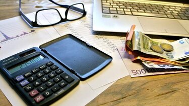 Νέα μέτρα: Ολες οι αλλαγές σε φόρους, εισοδήματα και επιδόματα