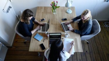 Κουτσομπολιό: Τα οφέλη του στην εργασία