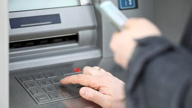 Πότε θα πληρωθούν οι συντάξεις Δεκεμβρίου