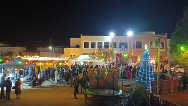 Φωταγωγήθηκε το Χριστουγεννιάτικο δέντρο Περάματος