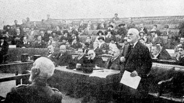 Έκτακτο στρατοδικείο που δικάζει τους πρωταιτίους της μικρασιατικής καταστροφής, εκδίδει την ετυμηγορία τους: Ένοχοι!