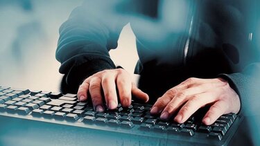 Τον εξαπάτησε μέσω διαδικτύου και στο τέλος του έδινε και συμβουλές!