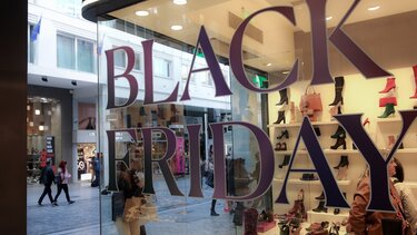 Ανοιχτά τα καταστήματα την Κυριακή σε όλη τη χώρα