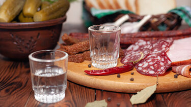 Αλκοόλ: Γιατί θέλουμε αλμυρά όταν πίνουμε;