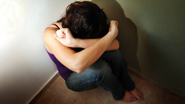 Πάτρα: Ξυλοκόπησε τη μητέρα του παιδιού του έξω από το σχολείο