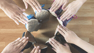 Gen Z και millennials αφήνουν το αλκοόλ και «πιάνουν» την ευεξία