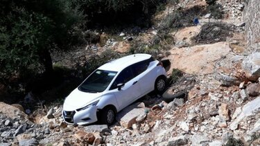 Αυτοκίνητο έπεσε σε γκρεμό! - Επιχείρηση απεγκλωβισμού από την Πυροσβεστική