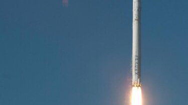 Η Τεχεράνη ανακοινώνει την "επιτυχή" δοκιμή πυραύλου ικανού να μεταφέρει δορυφόρους στο διάστημα