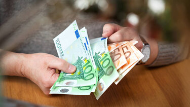 Έρχεται η αύξηση του κατώτατου μισθού