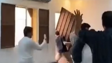 Πάνω στον ενθουσιασμό του για το γκολ "ξήλωσε" την εξώπορτα!